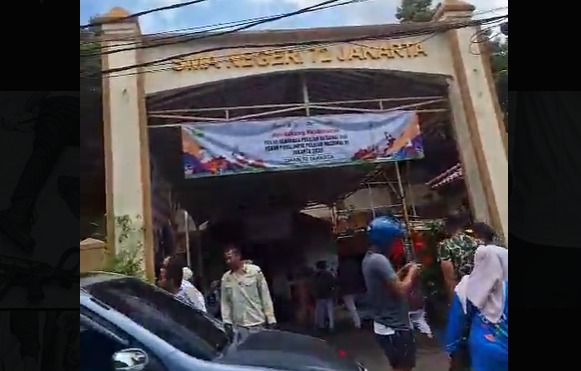 Sebuah ledakan terjadi di SMAN 72 Kelapa Gading, Jakarta Utara, Jumat (7/11) siang, 54 orang alami luka-luka. (X@Pandugaid)